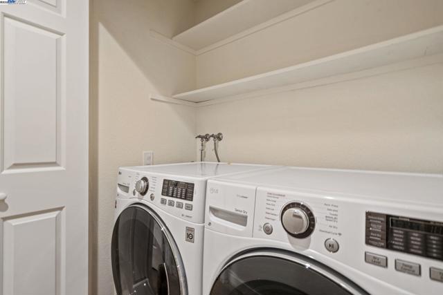 642 Centre Ct, Alameda CA: https://media.crmls.org/mediaz/c95caf95-8880-4ff1-83da-7c2515e04a2d.jpg
