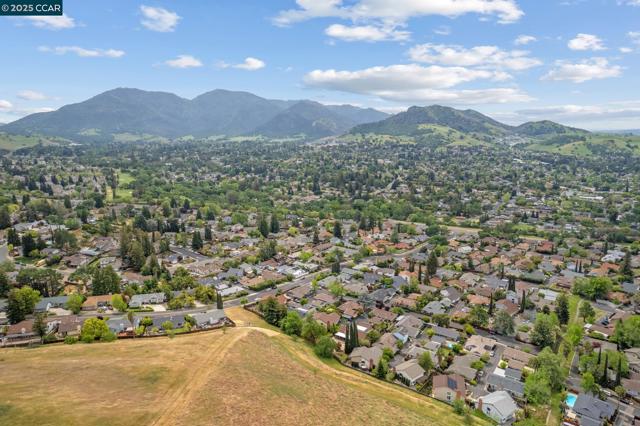 5571 Sepulveda Ct, Concord CA: https://media.crmls.org/mediaz/c95fa286-2bf0-4e6e-9e81-ad7a8b1e35a2.jpg