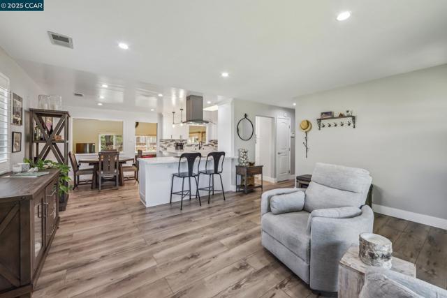5521 Alaska Dr, Concord CA: https://media.crmls.org/mediaz/c9617346-a45c-476d-8238-c86583ec4bf9.jpg