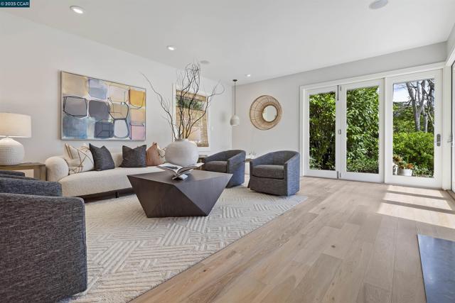 1121 Estates Dr, Lafayette CA: https://media.crmls.org/mediaz/c961a384-9aeb-4598-ade3-0a3199d97233.jpg