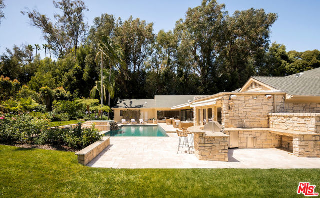 9996 Sunset Boulevard, Beverly Hills CA: https://media.crmls.org/mediaz/c961ce42-98c7-4923-8f9f-4dfd4e0817b1.jpg