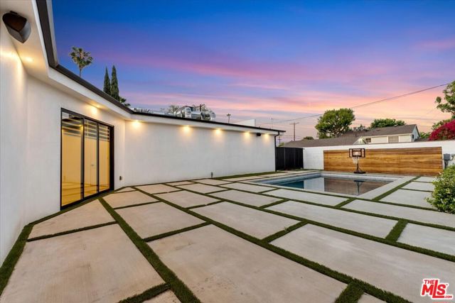 5456 Hazeltine Avenue, Sherman Oaks CA: https://media.crmls.org/mediaz/c96245b8-a74d-44d2-9240-5db1617c46ee.jpg
