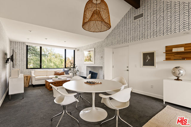 17352 Magnolia Boulevard, Encino CA: https://media.crmls.org/mediaz/c9626e96-f7a8-43ea-8951-d65071245b5d.jpg