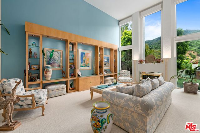 17152 Avenida De Santa Ynez, Pacific Palisades CA: https://media.crmls.org/mediaz/c9626f84-f723-4743-af89-eaa000feaee5.jpg