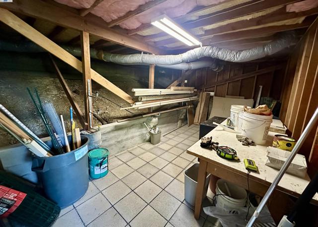 20340 Hunters Knls, Castro Valley CA: https://media.crmls.org/mediaz/c9627e09-e5ef-4554-8ea9-ddb406199497.jpg