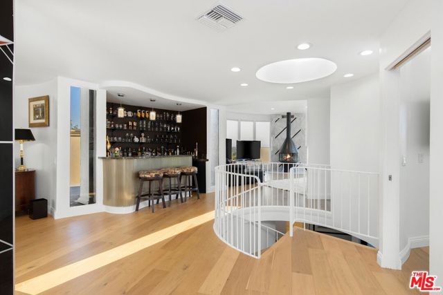 16894 Encino Hills Drive, Encino CA: https://media.crmls.org/mediaz/c9636ef2-5d0c-458f-8fd0-33da0ee4ca83.jpg