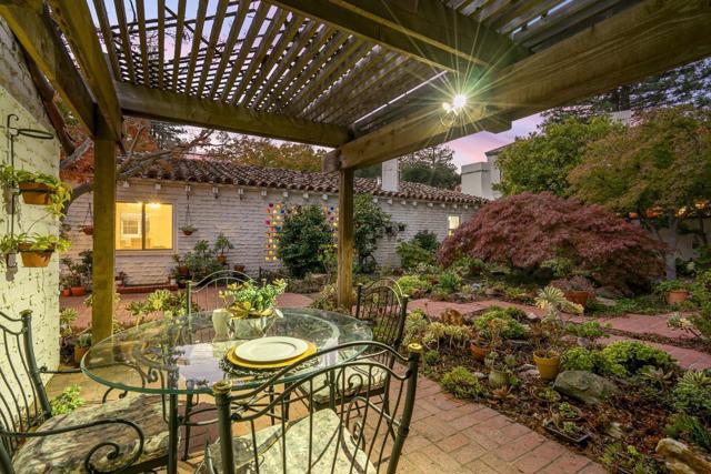 3691 Laguna Avenue, Palo Alto CA: https://media.crmls.org/mediaz/c963d55e-dfe6-4497-bed6-8455b4bb405b.jpg