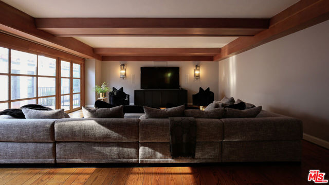 18625 Wells Drive, Tarzana CA: https://media.crmls.org/mediaz/c9651ab4-990b-4cbf-89e4-1cc58364c0bc.jpg