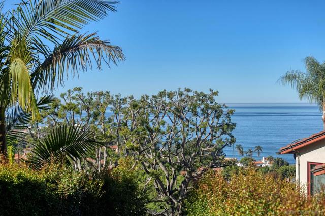 7612 Hillside Dr, La Jolla CA: https://media.crmls.org/mediaz/c9652c28-9093-4e73-8424-93f5ec24d72d.jpg