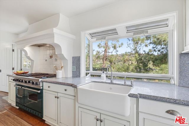 1284 Lago Vista Drive, Beverly Hills CA: https://media.crmls.org/mediaz/c96556ad-ddec-460b-92c8-4ccc808055d8.jpg