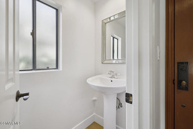 2619 Calle Hermosa, Thousand Oaks CA: https://media.crmls.org/mediaz/c966b3dc-9fa4-4d45-8349-157c906f922c.jpg
