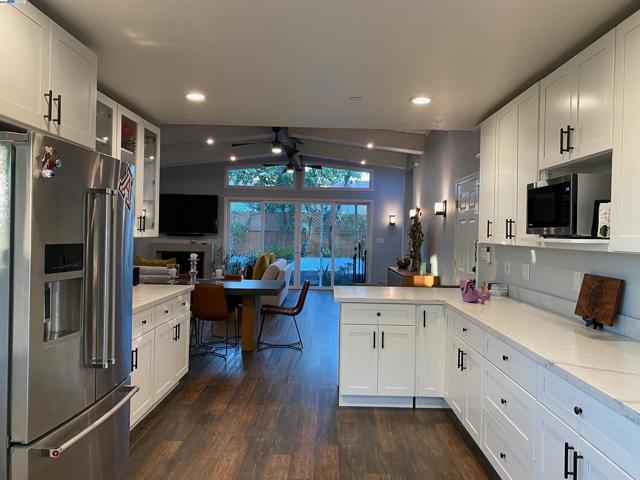 588 E Angela St, Pleasanton CA: https://media.crmls.org/mediaz/c9671845-b982-4f1b-b430-a1b6f2acfc5d.jpg