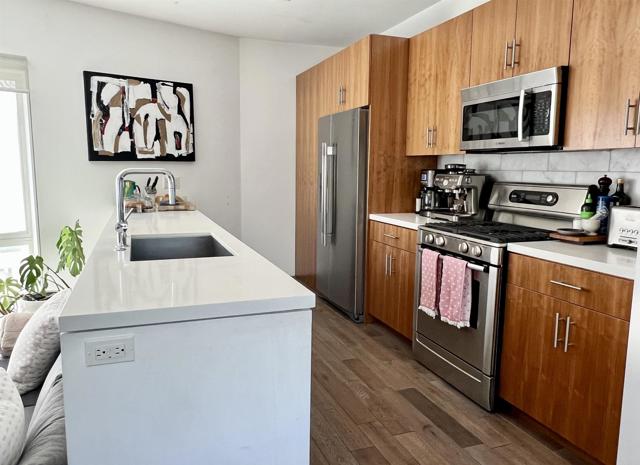 Detail Gallery Image 3 of 27 For 2851 N Buzz Ct, Los Angeles,  CA 90039 - 2 Beds | 2/1 Baths