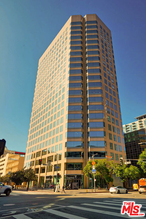 801 S Grand Avenue, Los Angeles CA: https://media.crmls.org/mediaz/c968d963-1206-4aca-9676-4860971aecc2.jpg