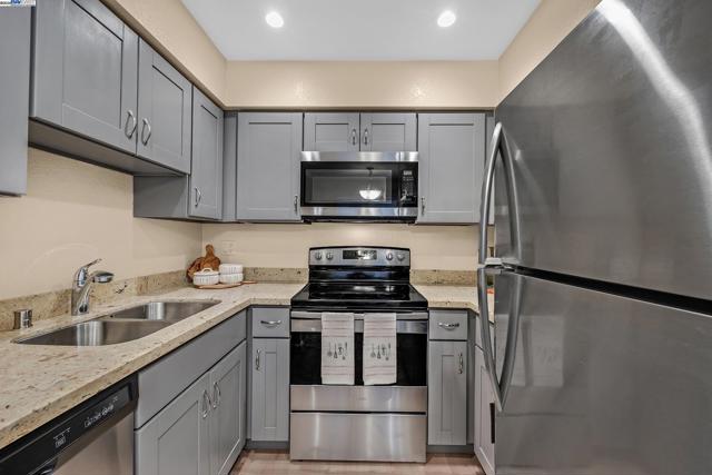 254 Eastridge Dr, San Ramon CA: https://media.crmls.org/mediaz/c96956da-63bb-4df6-988e-ba1838427d7b.jpg