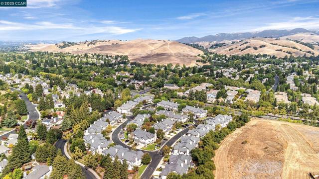 422 Sutton Cir, Danville CA: https://media.crmls.org/mediaz/c969a286-caf9-4519-85b2-d683a7b977fc.jpg