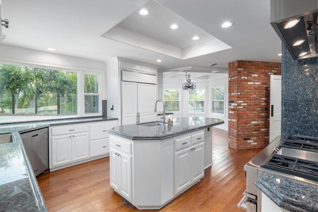 6295 Avenida Floresta, Rancho Santa Fe CA: https://media.crmls.org/mediaz/c969cf51-9907-44f8-8f06-3591aee10b88.jpg