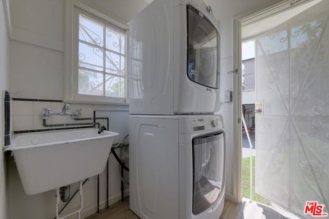 859 S Le Doux Road, Los Angeles CA: https://media.crmls.org/mediaz/c969d7cb-07e4-49c7-b8c2-f263a7ede82e.jpg