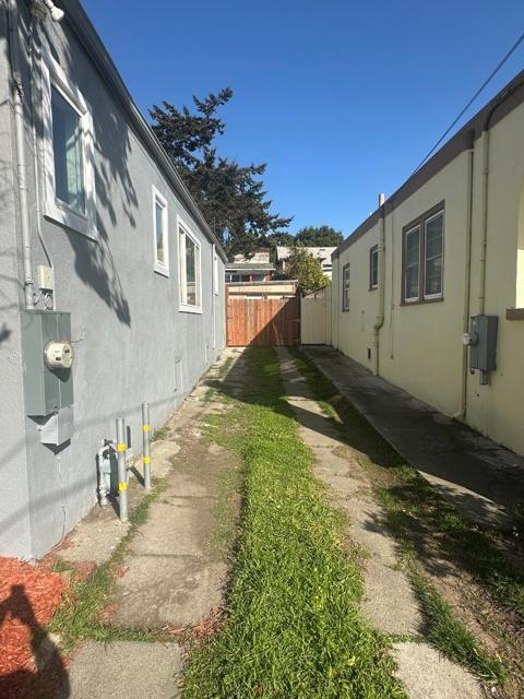3050 22nd Avenue, Oakland CA: https://media.crmls.org/mediaz/c96a1cba-958e-4685-81d9-72a96f57adb6.jpg