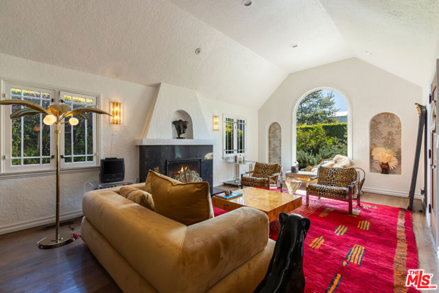 724 N Spaulding Avenue, Los Angeles CA: https://media.crmls.org/mediaz/c96bae6c-51ce-4ee5-926e-8cdc4ba0be57.jpg