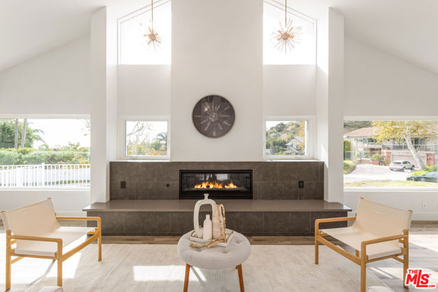 3536 Malibu Country Drive, Malibu CA: https://media.crmls.org/mediaz/c96bb1b3-46e4-4382-80e7-594c17b93c41.jpg