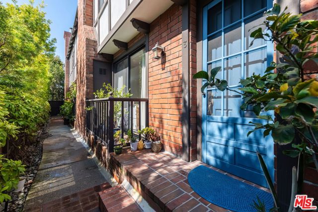 713 9th Street, Santa Monica CA: https://media.crmls.org/mediaz/c96cae78-1f5b-4a5b-bf1c-8d62a2f113b0.jpg