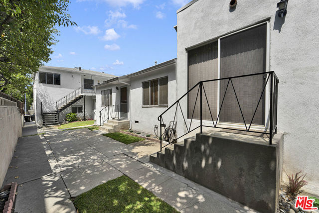 938 15th Street, Santa Monica CA: https://media.crmls.org/mediaz/c96d4d49-860d-463e-a89b-056ed6d1f64b.jpg