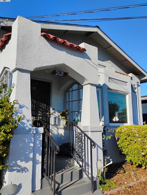 2621 66th Avenue, Oakland CA: https://media.crmls.org/mediaz/c96d67ac-637d-4b38-b353-9f473cacc00c.jpg