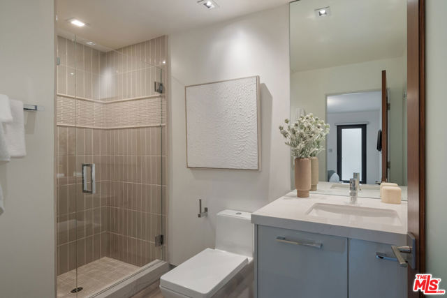 5751 Valley Oak Drive, Los Angeles CA: https://media.crmls.org/mediaz/c96d7fa9-b28d-4486-9521-cf88b88ec207.jpg