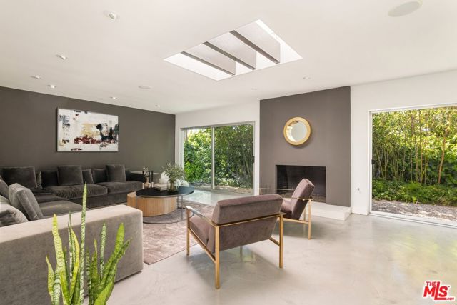 11115 Dona Pegita Drive, Studio City CA: https://media.crmls.org/mediaz/c96db1c5-3d04-4cbb-886d-794de02ea163.jpg