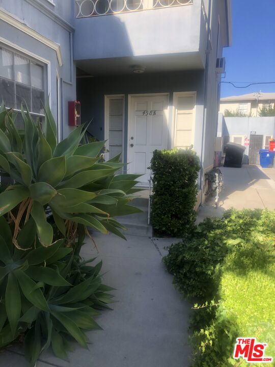 460 460 1/4 Kelton Avenue, Los Angeles CA: https://media.crmls.org/mediaz/c96e172a-d46e-43c6-9caf-227cb8ba6ad4.jpg