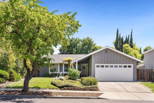 1001 Crellin Rd, Pleasanton CA: https://media.crmls.org/mediaz/c96e92bf-391a-44ba-b04e-bbe27e166d14.jpg