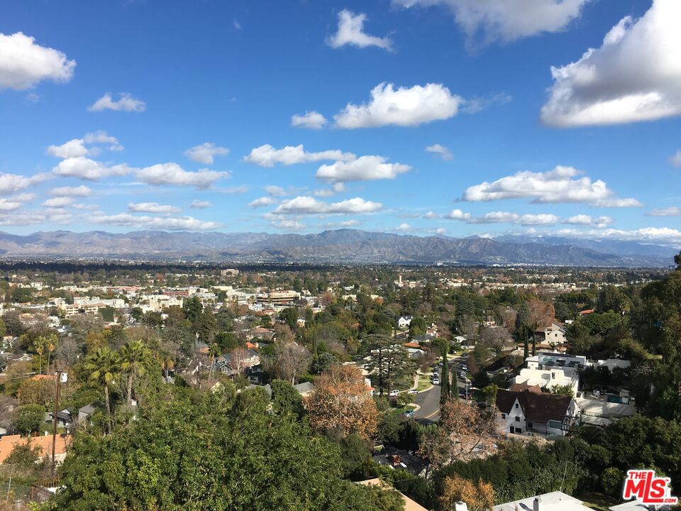 https://media.crmls.org/mediaz/c96ea198-eda2-48da-a56a-e657d3f75406.jpg?preset=X-Large