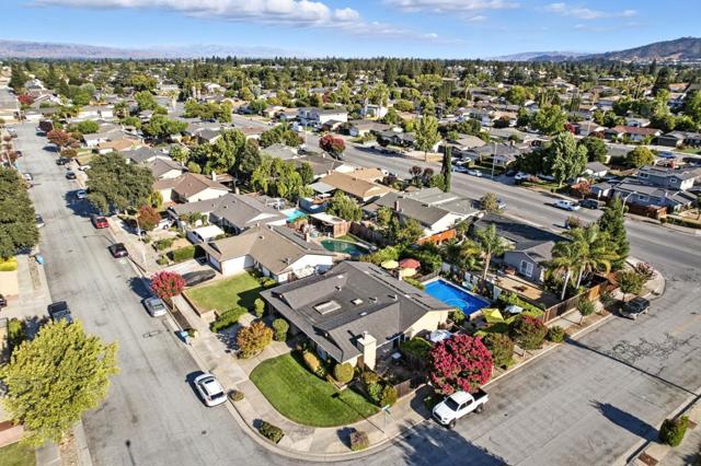 1297 Chesbro Way, Gilroy CA: https://media.crmls.org/mediaz/c96fcda8-94dd-44e9-b67a-34ca6a12f40e.jpg