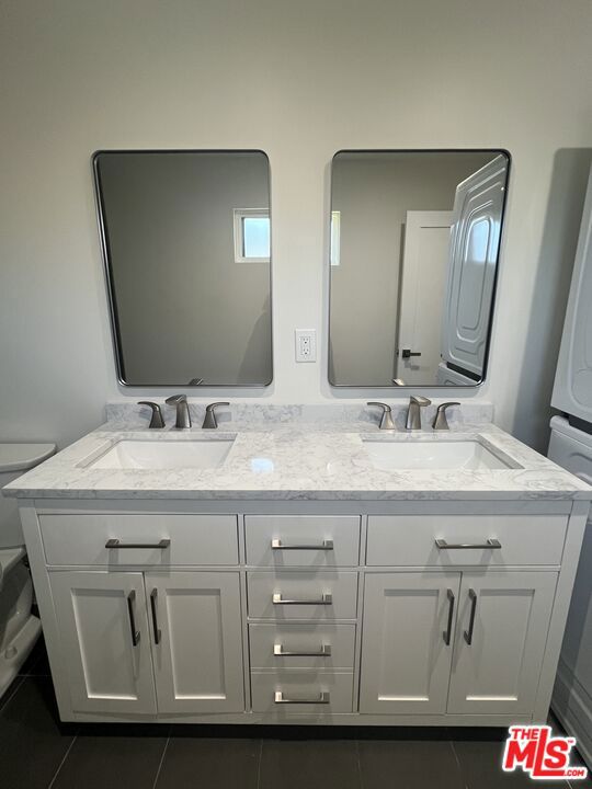1282 1/2 S Highland Avenue, Los Angeles CA: https://media.crmls.org/mediaz/c9702480-f1f9-417d-a3fa-8747ff0480b6.jpg
