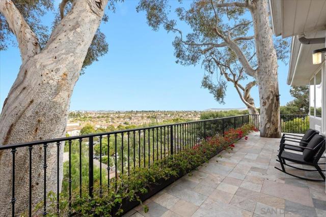 2205 Locust St, San Diego CA: https://media.crmls.org/mediaz/c971365e-cc8c-489d-a36a-0c154dc798a8.jpg