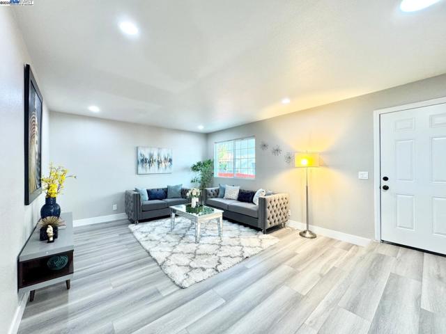20595 Center St, Castro Valley CA: https://media.crmls.org/mediaz/c9727193-555f-495e-a2e8-d695eb425aea.jpg