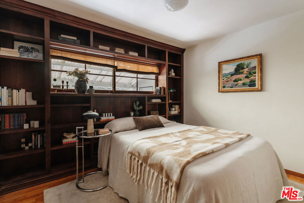https://media.crmls.org/mediaz/c973476d-69e5-4b76-9f54-c23fb05a88d5.jpg?preset=X-Large
