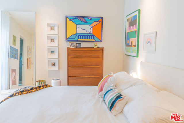 880 Hilldale Avenue, West Hollywood CA: https://media.crmls.org/mediaz/c9741529-ef6a-4e57-94e0-1874bc975cd9.jpg