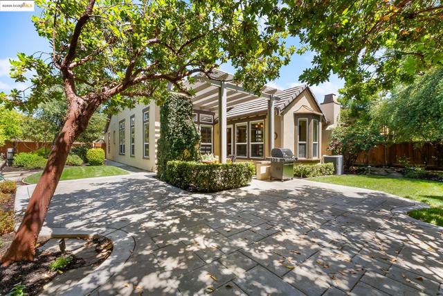1101 Lafite Ct, Brentwood CA: https://media.crmls.org/mediaz/c974b3f1-8ac4-4192-99b3-78b7574a3953.jpg