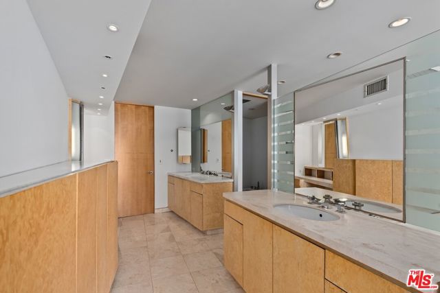 6 Eastwind Street, Marina del Rey CA: https://media.crmls.org/mediaz/c9755e22-db64-4364-b608-7561dd36b70f.jpg