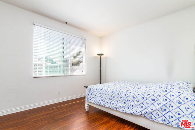5132 Maplewood Avenue, Los Angeles CA: https://media.crmls.org/mediaz/c9756d76-89ef-45fe-be78-19fc6b7152ad.jpg