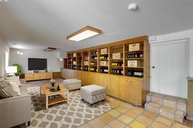 1069 Coombsville Rd, Napa CA: https://media.crmls.org/mediaz/c975731b-8f51-4892-8831-820810e9f619.jpg