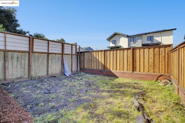 2419 Linden St, Oakland CA: https://media.crmls.org/mediaz/c97612ed-32f6-42f4-b15e-342717a16b73.jpg