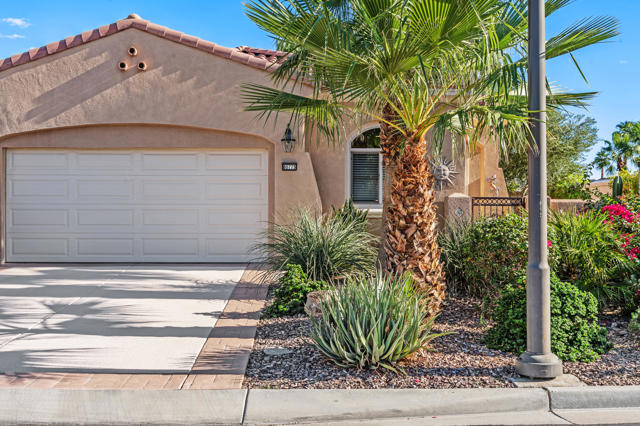 80775 Camino Santa Paula, Indio CA: https://media.crmls.org/mediaz/c9781219-14bd-4f8e-bbef-784388429733.jpg