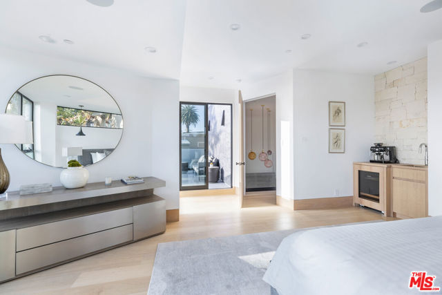 1011 Georgina Avenue, Santa Monica CA: https://media.crmls.org/mediaz/c9782681-e6b9-4b5a-9821-5f1b935f15ca.jpg