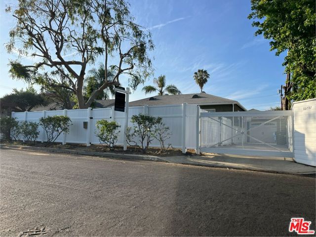 15227 Valleyheart Drive, Sherman Oaks CA: https://media.crmls.org/mediaz/c978e73d-26fd-4294-8cc5-dd053594fb39.jpg