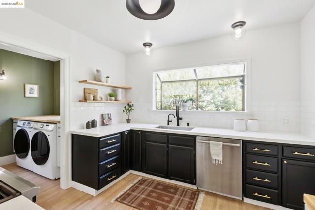 924 Trestle Glen Rd, Oakland CA: https://media.crmls.org/mediaz/c978eabf-9a3a-4d55-b6b8-af6d5490609c.jpg