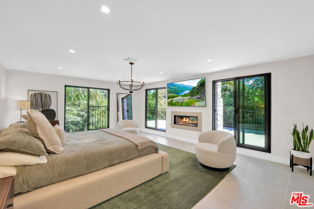 3236 Primera Avenue, Los Angeles CA: https://media.crmls.org/mediaz/c97a17db-b3bd-480e-bee2-a485eda10a03.jpg