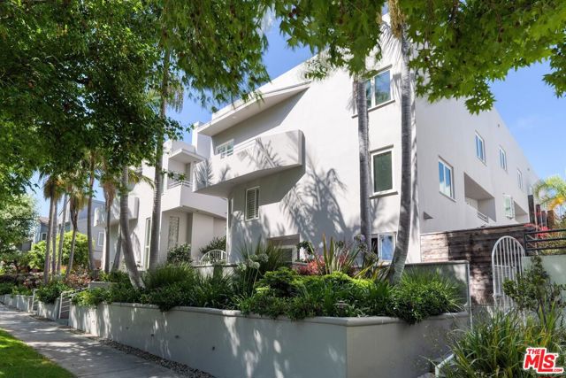 833 17th Street, Santa Monica CA: https://media.crmls.org/mediaz/c97bbf85-5dfc-425f-861f-bc4064c6bc51.jpg